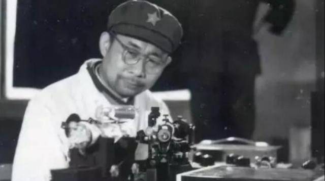 他穿着5块钱背心干着上亿元的大事这才是真正的国士无双