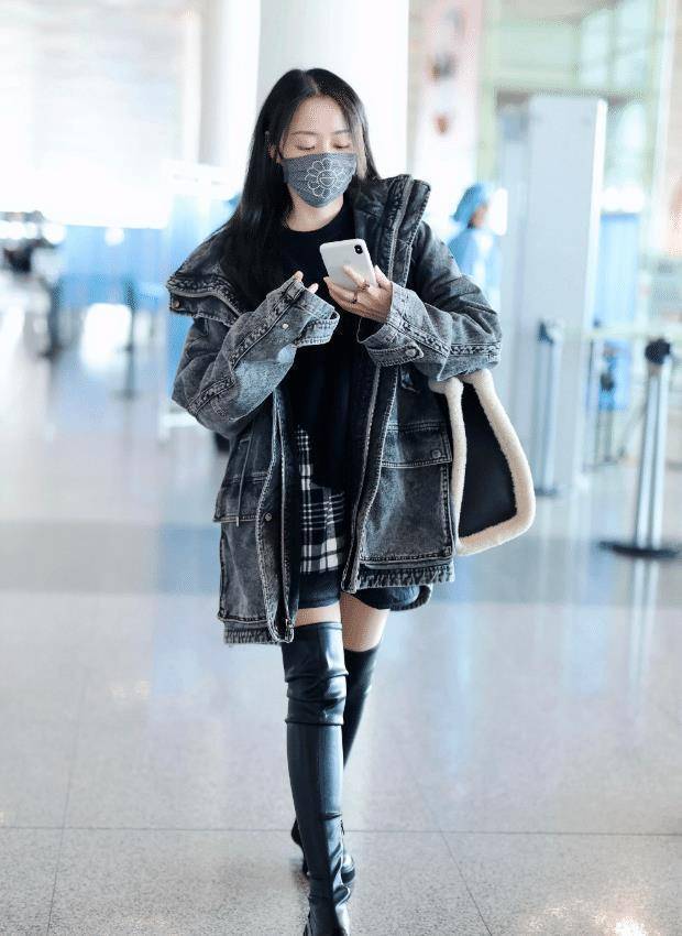 张靓颖为秀腿长学00后拿毒汁靴当裤穿却因腿太细掉成堆堆靴