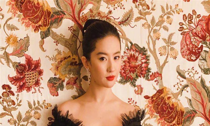 原创刘亦菲臭美被拍自嘲台前幕后状态满分皮肤细腻令人羡慕