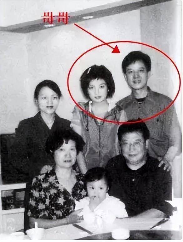 赵薇母亲魏启颖儿子离婚分走52亿女儿消失荧屏丈夫也去世