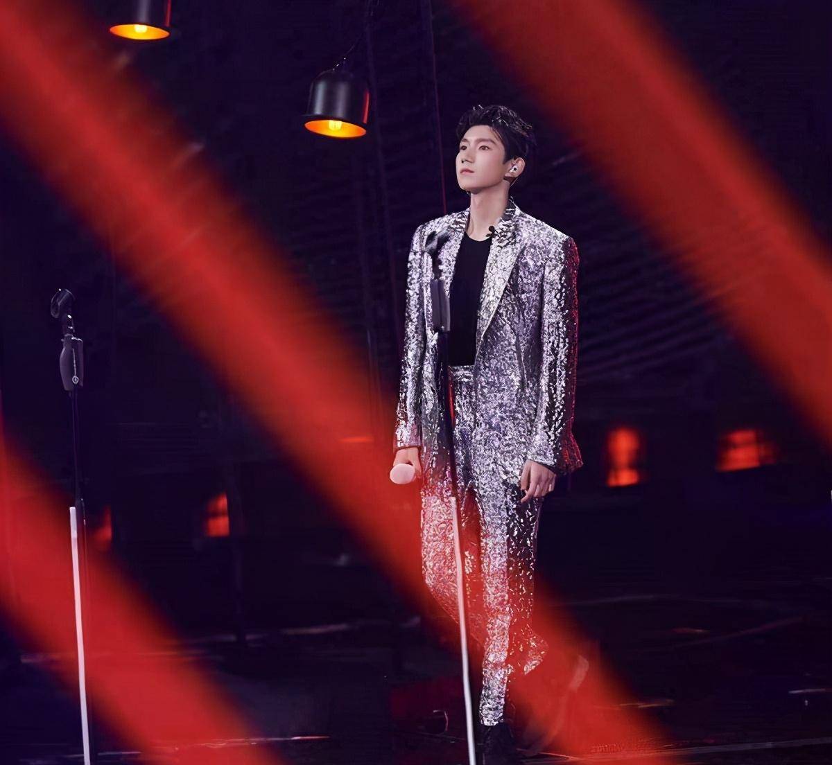 王源在节目中的反应速度一直都是快速的,同时他回答的话还能突出自己