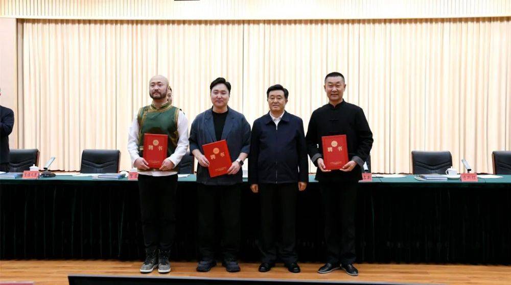 这场座谈会很文艺王占新呼斯楞李德戈景这样说