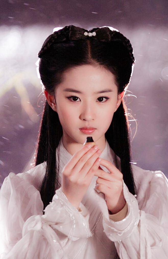 再来个赵灵儿和小龙女这个妆容古典端庄,发型很温婉,配上天仙的神颜