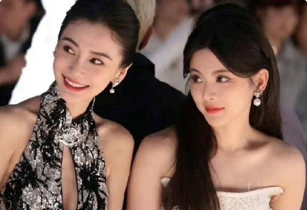 和杨超越这样的小花同框时,她甚至难掩疲态,更显力不从心.