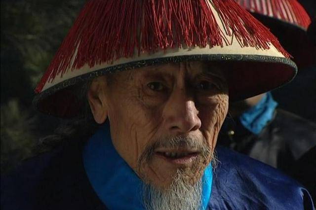 朝阳门码头,阿哥兄弟和文武官员们敲锣打鼓,摆酒宴的阵势,胤禛瞧出了