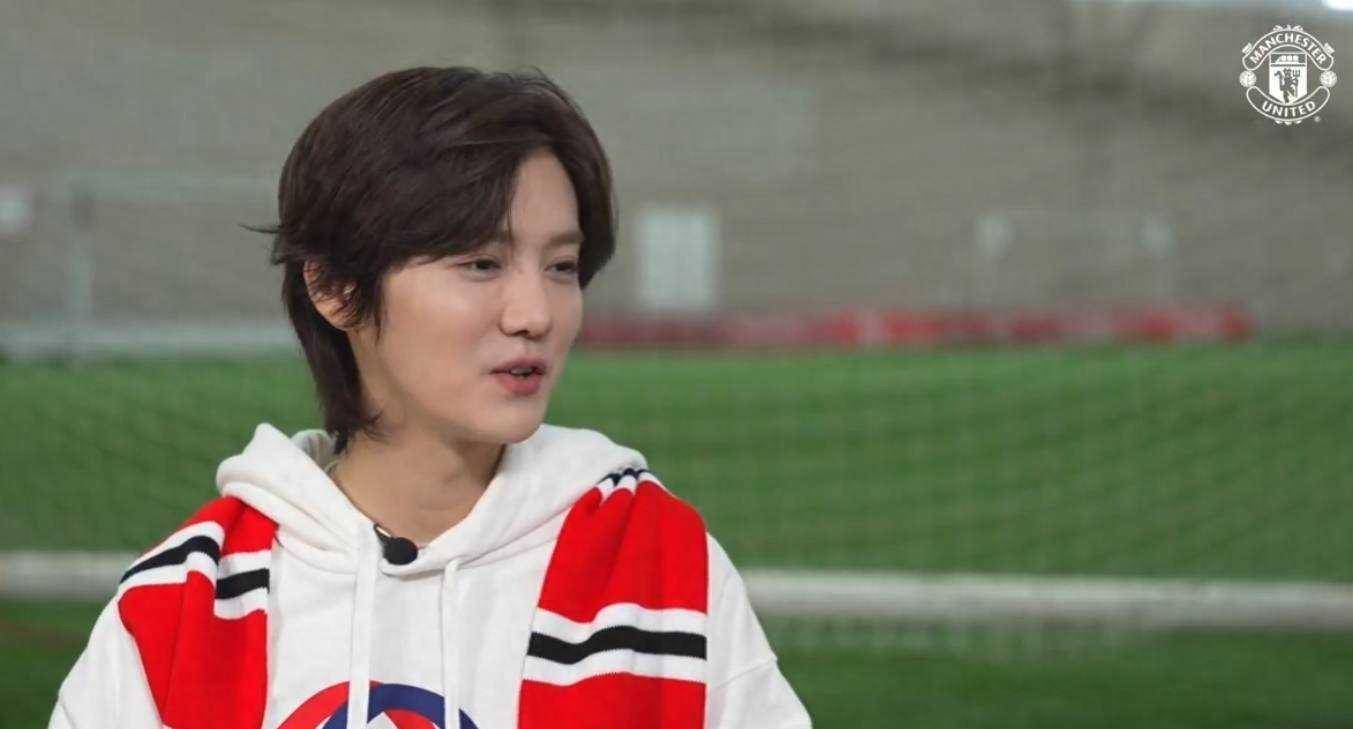 在接受采访的过程中,鹿晗详细表述了他对于曼联这艘红魔战舰的热爱