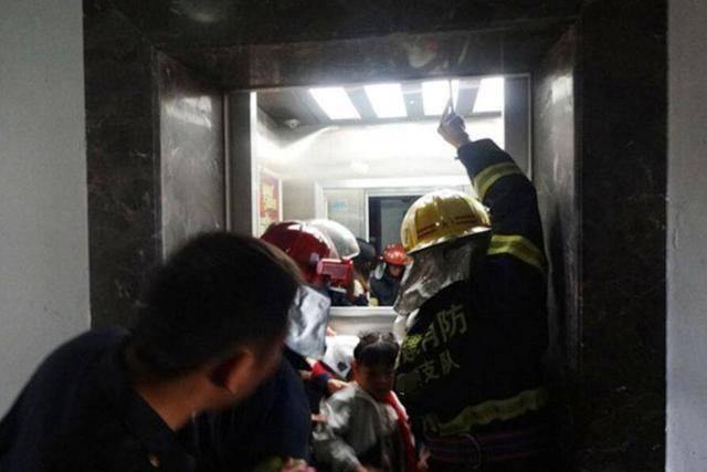 原创原创8岁孩子被困电梯仅27分钟就自救成功四个步骤堪称完美教科书