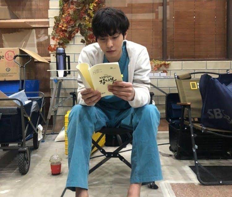 原创金师傅2安孝燮男友照设成桌布立刻与欧巴稳定交往中