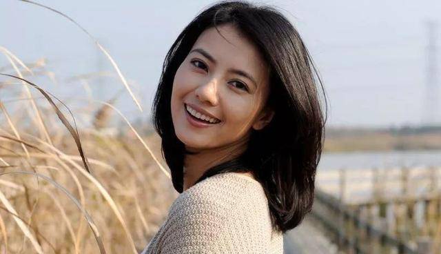 再加上她代表性的水汪汪的大眼睛,多么纯洁甜美的女神啊!
