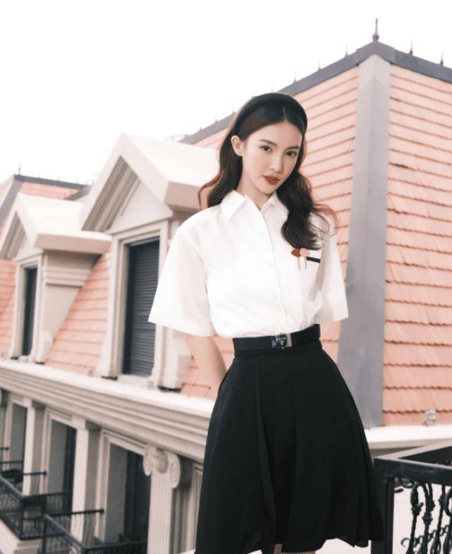 原创真服了金晨这么花的印花裙都能穿出时尚感眼神杀太撩了