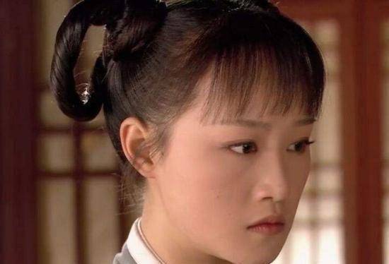 随后一个是饰演淳贵人谭松韵,近年来随着《锦衣之下》和《以家人之名