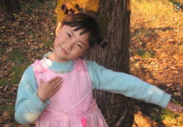 7岁的朵朵是一个聋哑小女孩,在她刚出生的时候,她就注定成为了一个