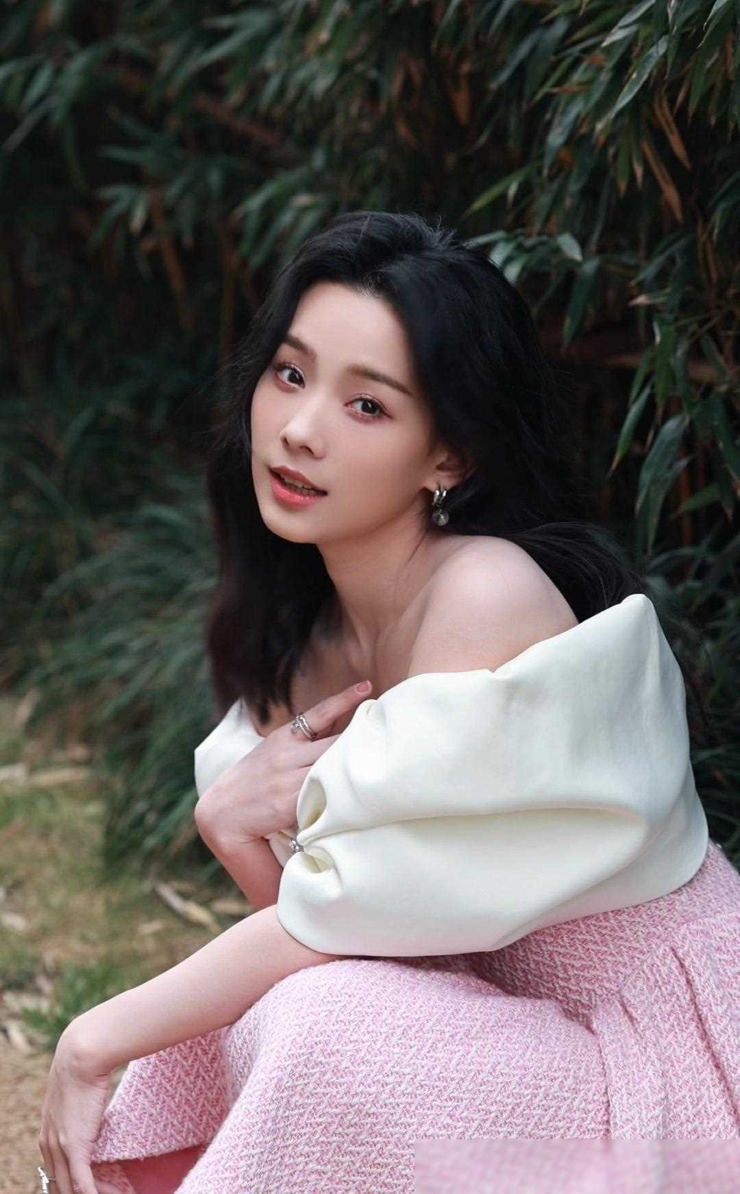 鲁照华已经参演了多部影视作品,其中包括电影《闪光少女》,《满满喜欢