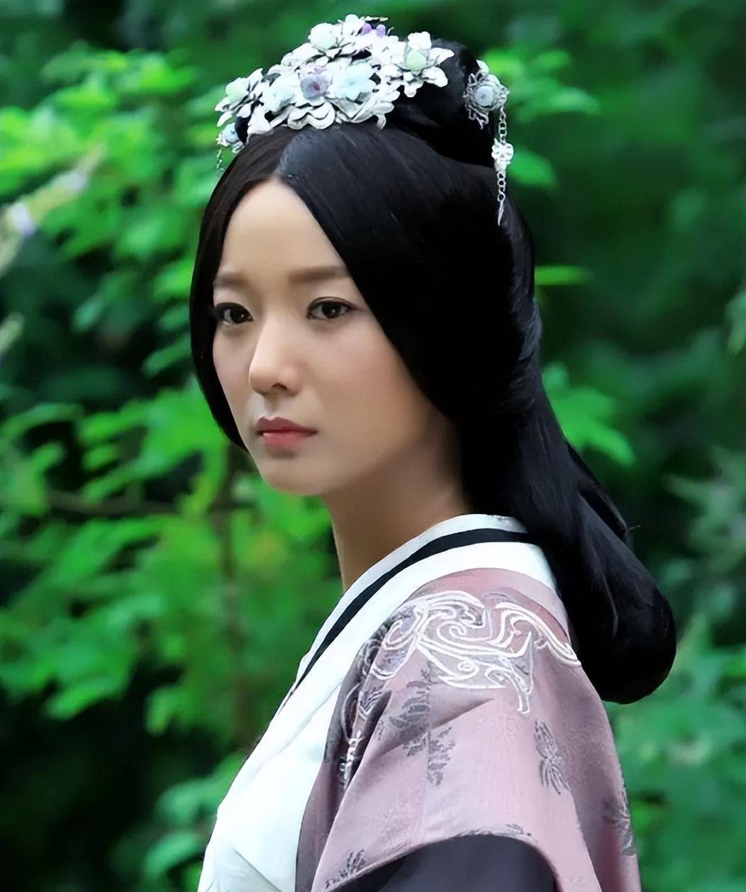 王珞丹就收到了2023电视台春节联欢晚会的邀请,与知名歌手蔡国庆合唱