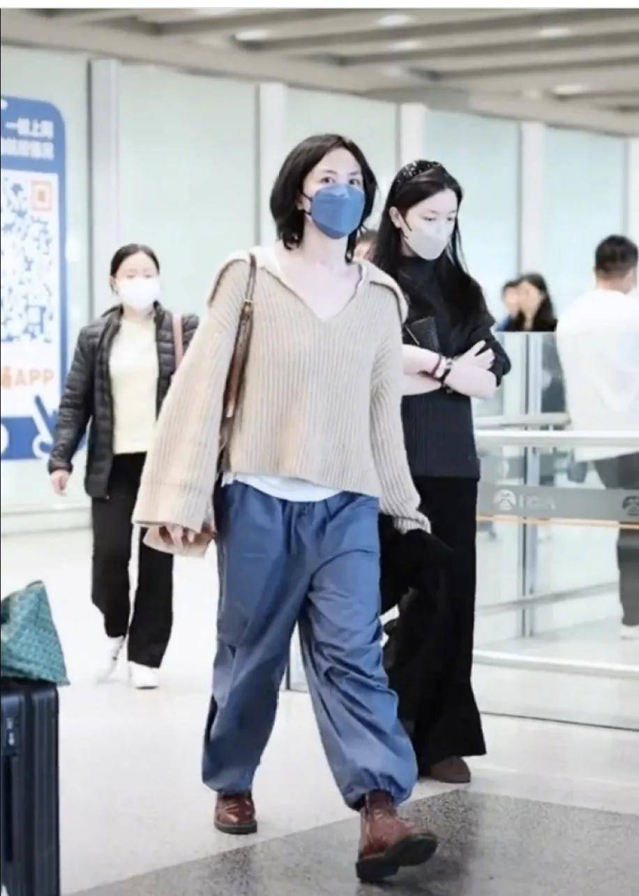 6754岁王菲现状和女儿机场被偶遇素颜穿麻花毛衣看着像30岁