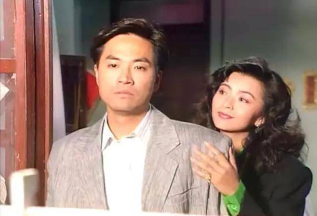 在与梁朝伟分手后,1989年曾华倩在拍摄《欢乐山城》时与陈庭威展开了