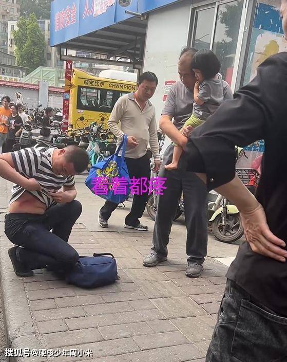 广东一男子赶地铁和小女孩相撞跪在地上起不来路人看着都疼