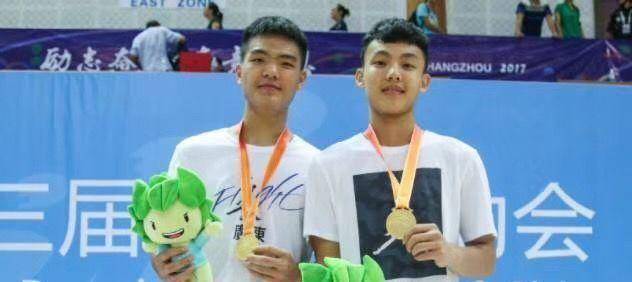 1米80的身高,1米88的臂展,跟老友徐杰一样,黎伊扬在身体素质上完全不