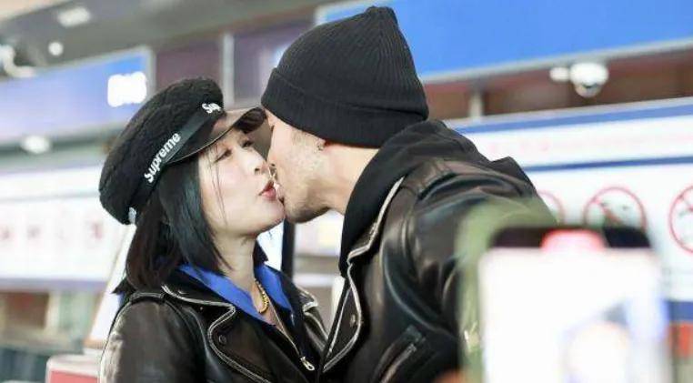 钟丽缇穿背心跳操累到上气不接下气却被网友吐槽还没我身材好