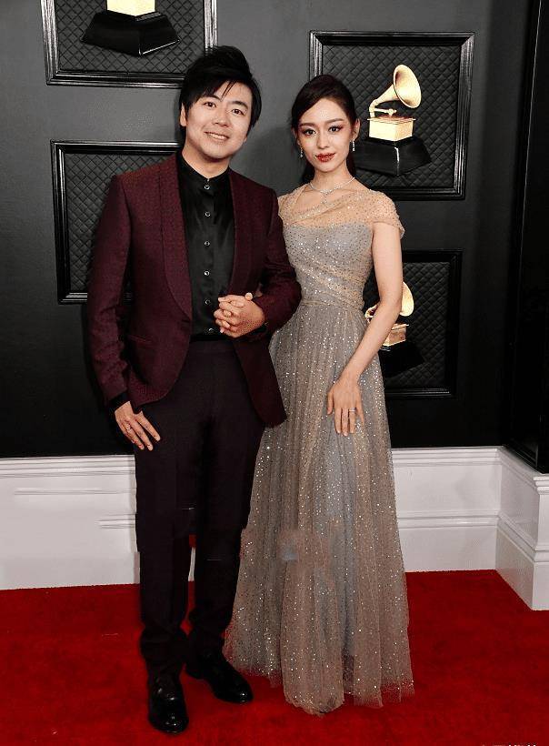 原创吉娜终于放弃针织衫当她穿上钻石裙后这腰被上帝吻过吧