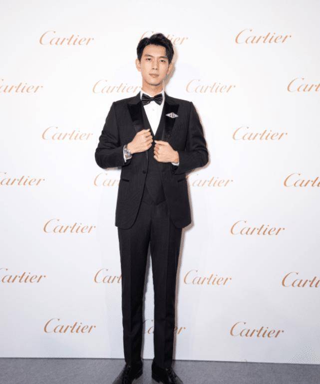 原创李现再现韩商言白衬衣配棕色长裤彰显优越身材比例