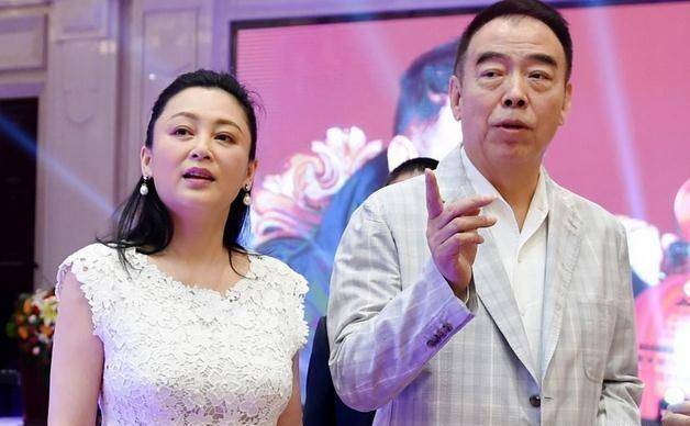 冯小刚的这种行为,也可以算得上是为艺术贡献了,谁能舍得自己老婆亲