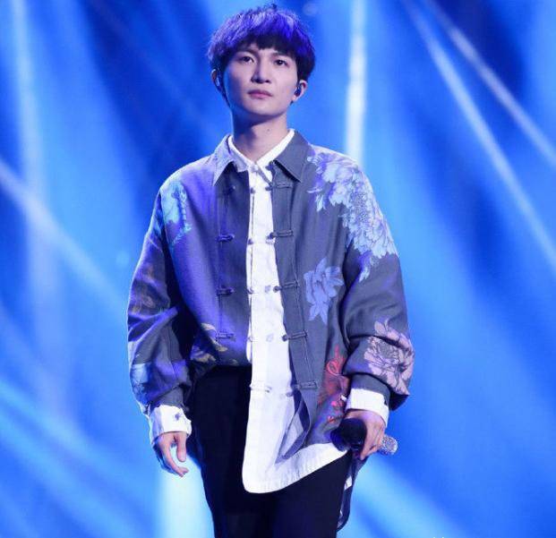 就是中国好声音,在盲选阶段周深模仿了齐秦的姐姐齐豫的声音,仅仅开场