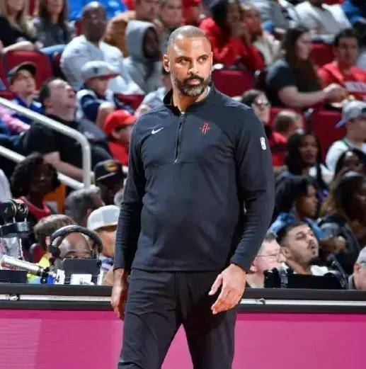 火箭主教练乌杜卡在比赛中展现出了出色的战术布局和调度能力.