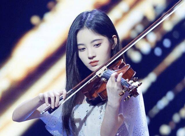 鞠婧祎自曝上学时没人追看清她高中照片后这回我真的信了