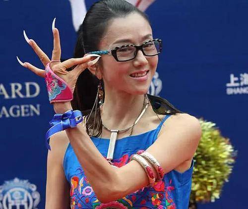 原创住月宫吃花瓣裸背跳舞62岁的杨丽萍真实状况不堪入目