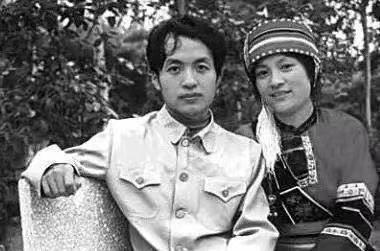 诗人变成刽子手,利斧砍断情丝,童话爱情终究成为人间梦魇_顾城_谢烨