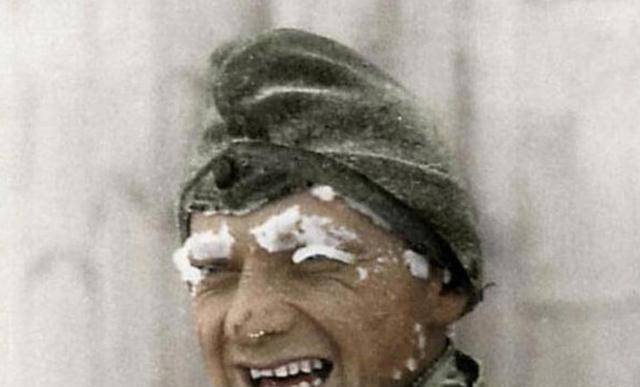 这名士兵看起来非常的搞笑,因为当地极低的气温,在这名士兵的眉毛和