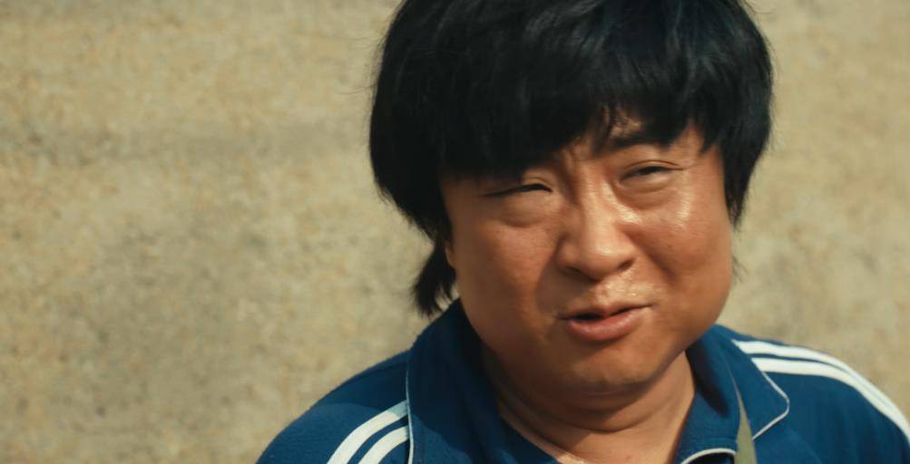 他本来哀求的表情一下子变得正经起来,问自己是被谁举报的,眼中带的不