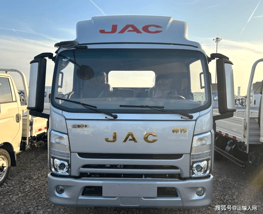 帅铃q6冠军版搭载型号为安徽康明斯hfc4de3-2e9的直列四缸柴油发动机