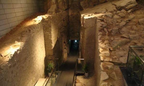 龟山汉墓总面积达到了700多平方米,当年的工匠几乎将整个山体掏空