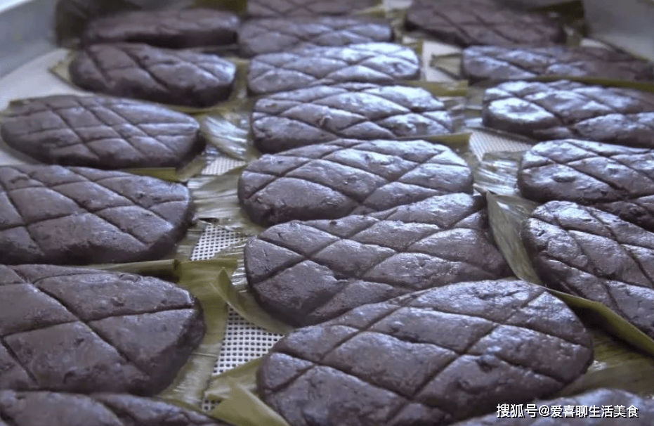 主要食材:红豆,糯米粉,玉米叶.