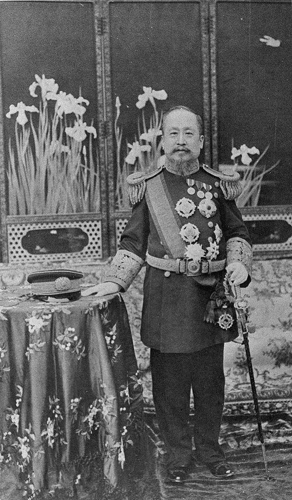 她,从电视台借道具龙椅,登基成了一代女王,现年百岁,仍没退位_李海媛