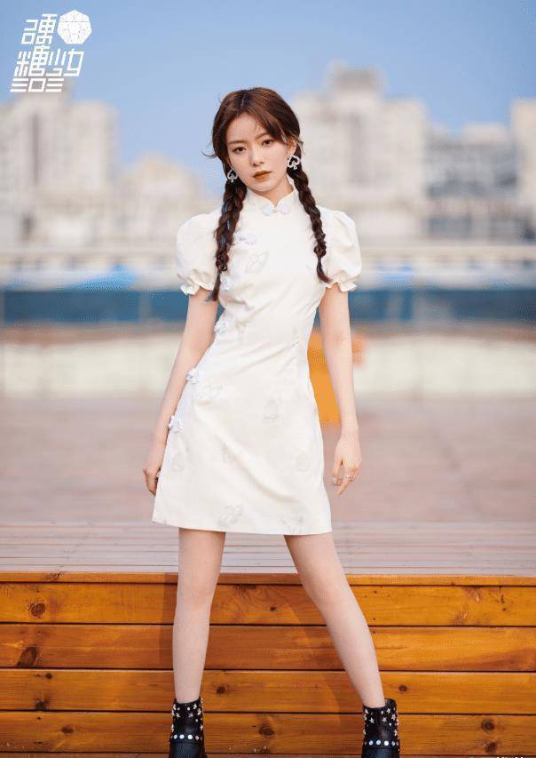 原创陈卓璇的牛奶腿绝了明明没穿死亡白袜双腿却能白到透光