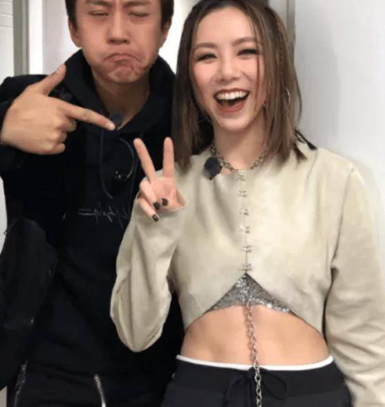 有种狂野叫邓紫棋肚皮上绑铁链出镜鲨鱼腹肌太吸引人了