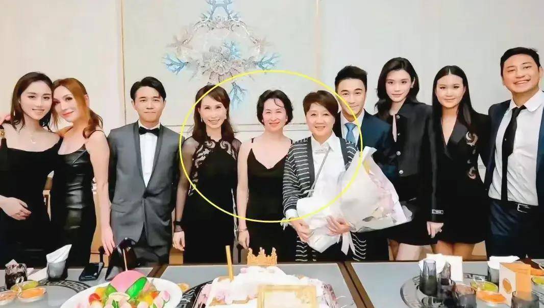 62岁何超琼为64岁四太庆生,贴头搭肩合影,三房缺席原因很意外