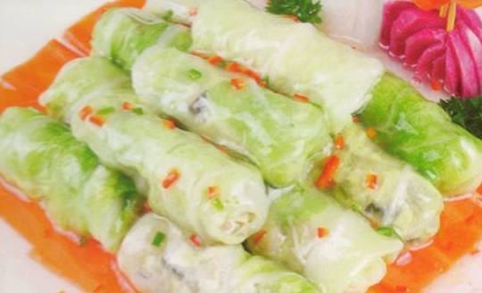 在北方也叫家常凉菜,将白菜切成细丝,同时准备瘦肉丝,粉条,干豆腐丝