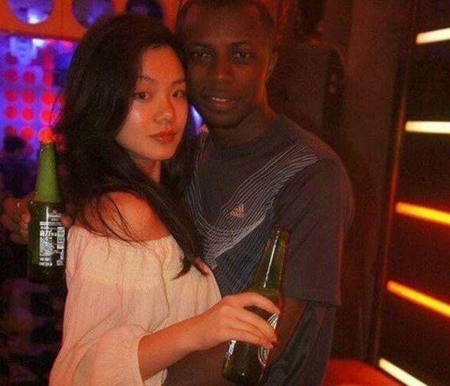 中国女粉丝倒追黑人拳王,3年生俩娃遭抛弃,拳王回非洲再结新欢_格鲁沙