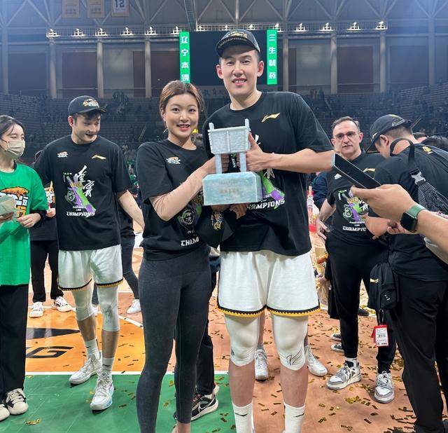 原创付豪篮球世家传承26岁cba两连冠与美丽运动员恋爱