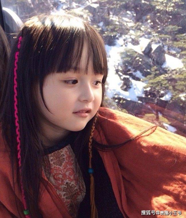 早在她2岁的时候,刘楚恬就已经是年度明星宝贝的总冠