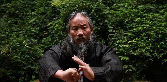 何道君的师父就是青城山祖师殿的掌门人曹明仙真人,真人一身功夫出神