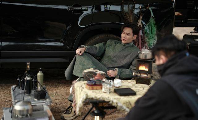 原创德云社孟鹤堂发文穿着大褂在外野营帅气造型引粉丝热议