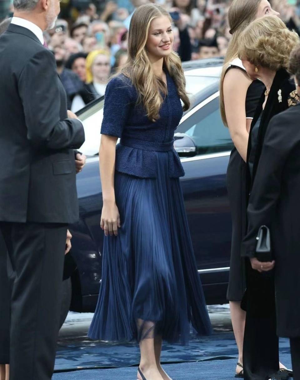 19岁西班牙公主:世界上年龄最小权力最大的女人,天生女王范儿_莱昂诺