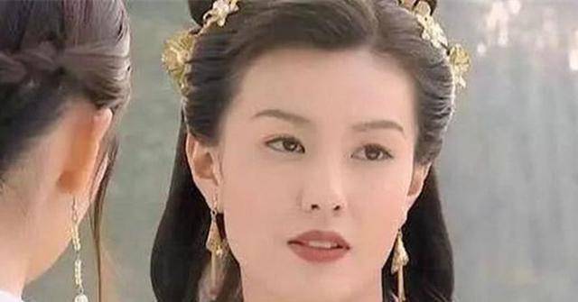 原创原创45岁第一绿叶美女朱晏晒照脸部僵硬认不出展示茶艺心情好