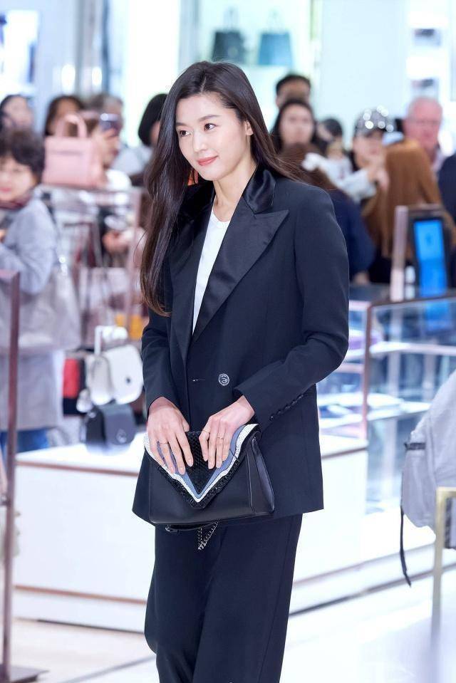 原创38岁全智贤亮相活动,一身皮粉色套装气质减龄,涂芭比粉更惊艳