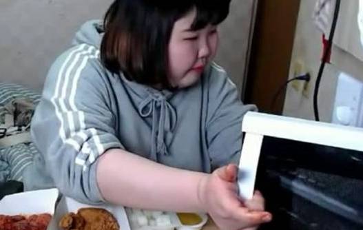 最敬业的大胃王为了吃从100斤吃到了300斤